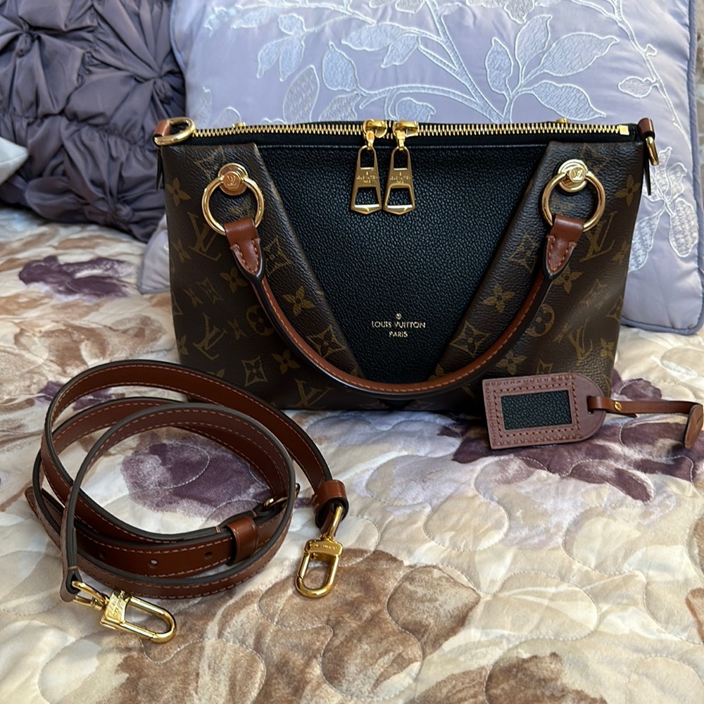 💖🔥🌟Authentic Like New Louis Vuitton V Tote BB Handbag!